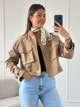 Afbeelding in Gallery-weergave laden, Camel Korte Trenchcoat
