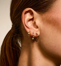 Afbeelding in Gallery-weergave laden, Anna Nina Funky Love Small Hoop Earrings Goud
