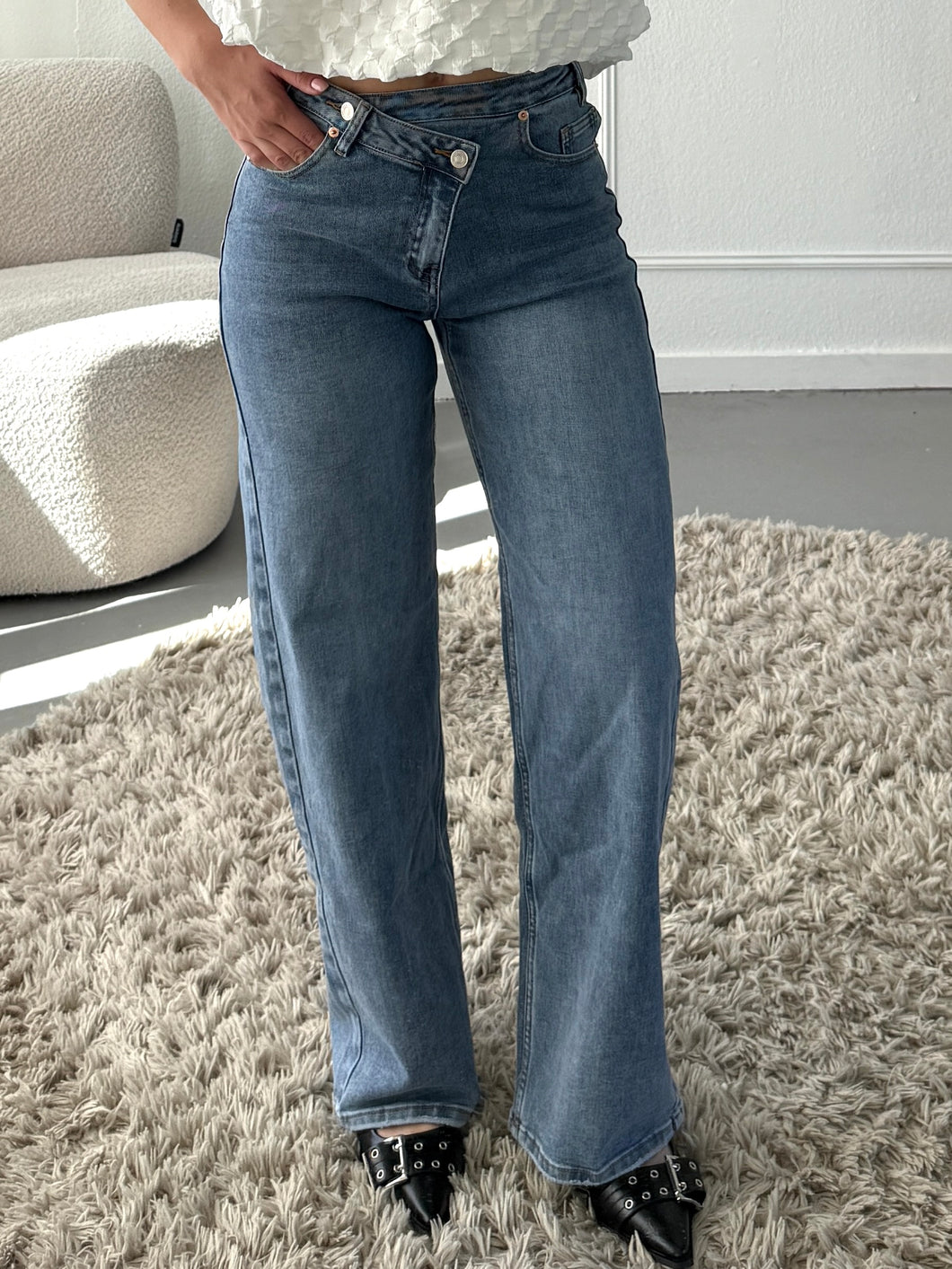 Grey Jeans met schuine sluiting
