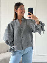 Afbeelding in Gallery-weergave laden, Zwart Gestreepte Blouse
