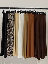 Afbeelding in Gallery-weergave laden, Byhan Levin Silk Rok Leopard - Meer Kleuren
