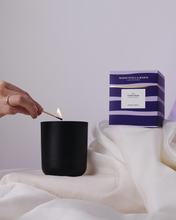 Afbeelding in Gallery-weergave laden, Marie Stella Maris Scented Candle Violet Muse 300 gr
