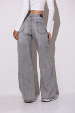 Afbeelding in Gallery-weergave laden, ByHan Izzy Wide Leg Glitter Jeans Grey
