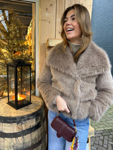 Afbeelding in Gallery-weergave laden, ByHan Fake Fur Jacket donker Taupe
