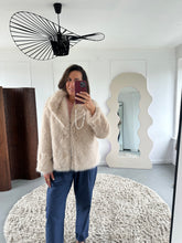 Afbeelding in Gallery-weergave laden, ByHan Fake Fur Jacket Beige
