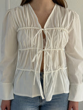 Afbeelding in Gallery-weergave laden, ByHan Strikjes Blouse

