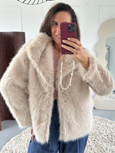 Afbeelding in Gallery-weergave laden, ByHan Fake Fur Jacket Beige
