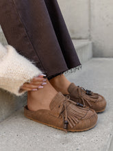 Afbeelding in Gallery-weergave laden, Mauri Cloqs met fransjes Camel
