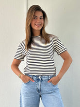 Afbeelding in Gallery-weergave laden, Rood Gestreept T-Shirt
