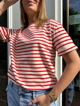 Afbeelding in Gallery-weergave laden, Rood Gestreept T-Shirt

