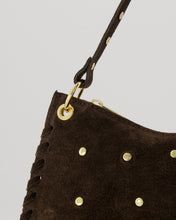 Afbeelding in Gallery-weergave laden, Casey - Suede - Schoudertas met studs - Donkerbruin
