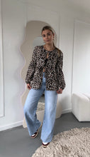 Afbeelding in Gallery-weergave laden, ByHan Bow Blouse Leopard
