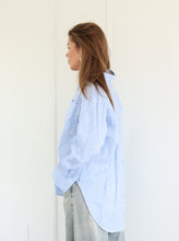 Afbeelding in Gallery-weergave laden, ByHan Stripe Blouse blauw/wit met Strik aan de mouwen
