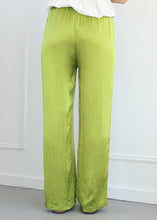 Afbeelding in Gallery-weergave laden, ByHan Silk Pants Lime - meer kleuren

