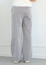 Afbeelding in Gallery-weergave laden, ByHan Stripe Pantalon zwart/wit
