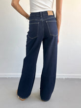 Afbeelding in Gallery-weergave laden, Lena wide fit met schuine knoop donkerblauw
