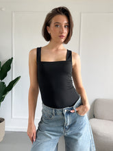 Afbeelding in Gallery-weergave laden, Zwarte Basic Top
