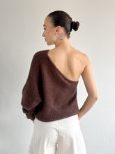 Afbeelding in Gallery-weergave laden, Bibi one shoulder trui bruin
