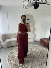 Video laden en afspelen in Gallery-weergave, Berawa Jaquard Elsa Pants Wine Red
